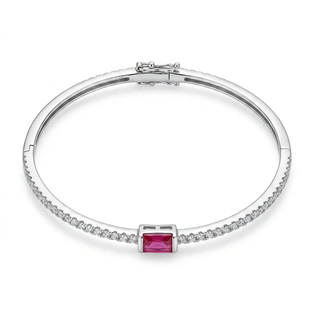 Bracelete prateado cravejado com pedra rubi em fundo branco de catálogo